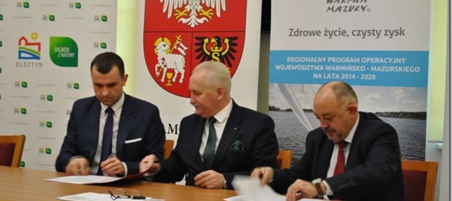 Wójt Bartłomiej Kłoczko podpisuje umowę na dofinansowanie projektu, w ramach którego zostanie zakupiony wóz strażacki dla OSP Kruklanki