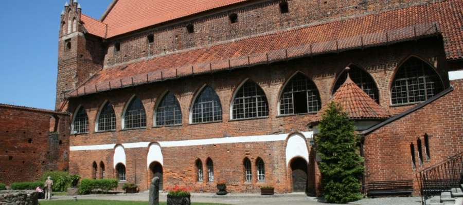 Widok na olsztyński zamek od strony dziedzińca
