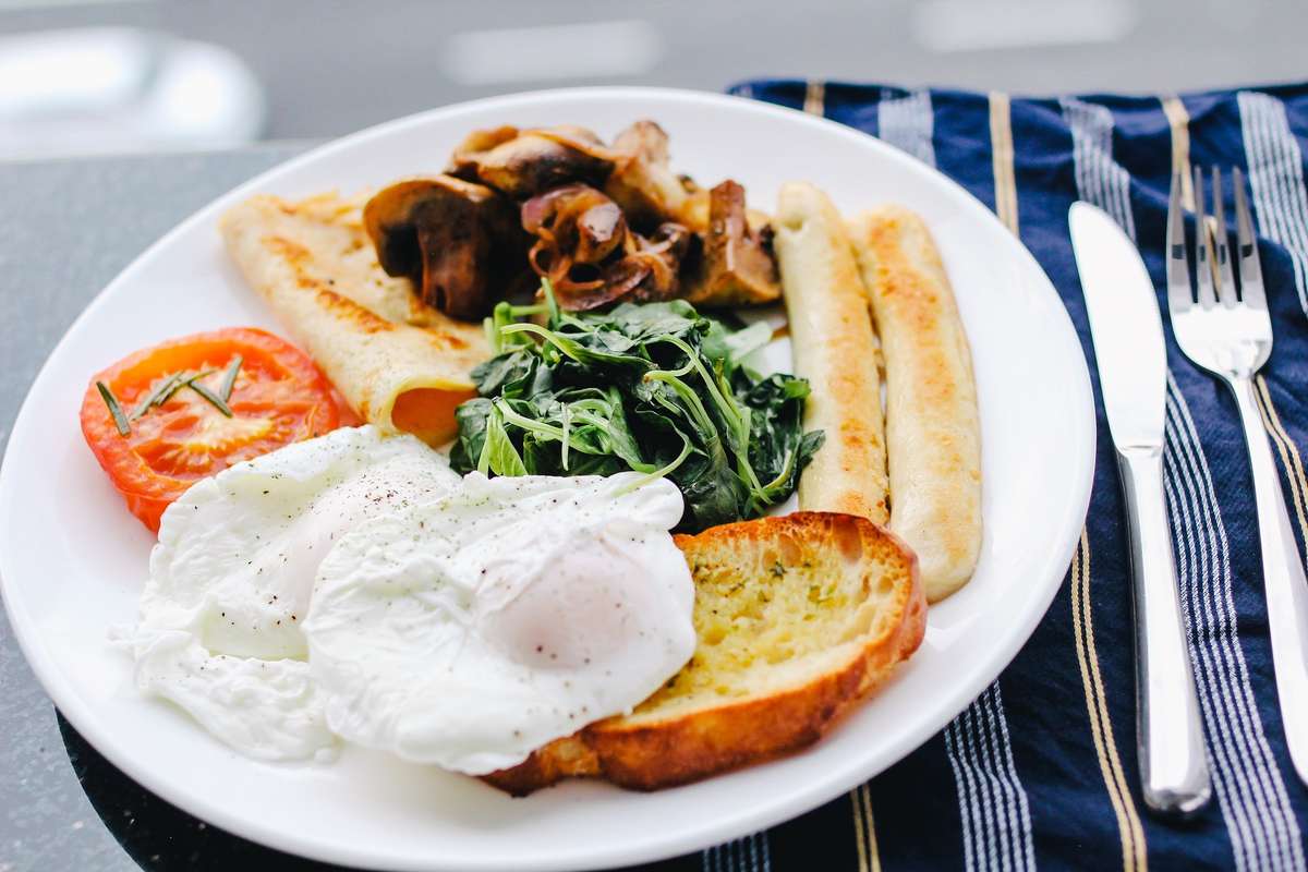 Śniadanie nie może być skromne! Sprawdź, co jeść rano - full image