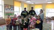  Dzieci z mławskiej "Jedynki" przekazały strażakom maskotki