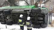 Ciężarówka ze zwierzętami wypadła z drogi. Krowy i byki czekały na transport zastępczy