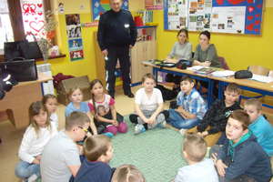 Dzielnicowy odwiedził uczniów Szkoły Podstawowej w Snopkach
