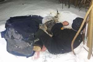 Spał pod dziurawym materacem na śniegu. Uratowali go strażnicy miejscy