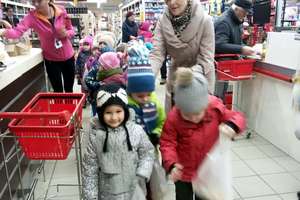 Wycieczka przedszkolaków do marketu 