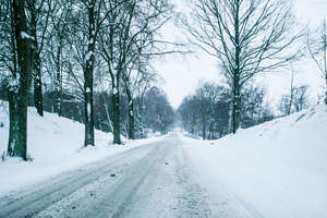 Olecko: Opady śniegu – uważajmy na drogach