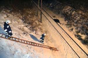 Śmiertelny wypadek na wiadukcie pod Olsztynem. Pasażerowie uwięzieni w pociągu przez trzy godziny