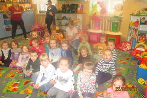 Uczniowie ze Szkoły Podstawowej w Turzy Wielkiej z teatrzykiem kukiełkowym "Puss in Boots" u przedszkolaków