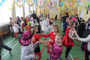 Dzieci ze szkoły w Wojciechach bawiły się podczas balu karnawałowego