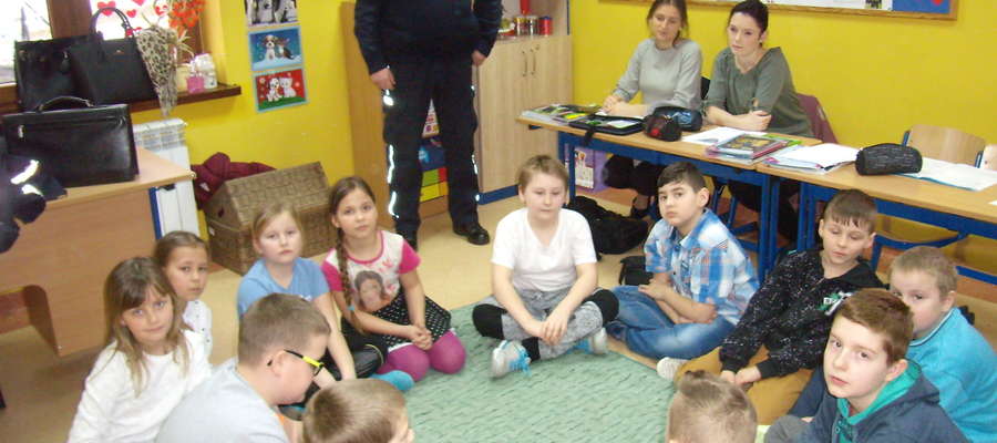 Spotkanie piskiego dzielnicowego z uczniami 