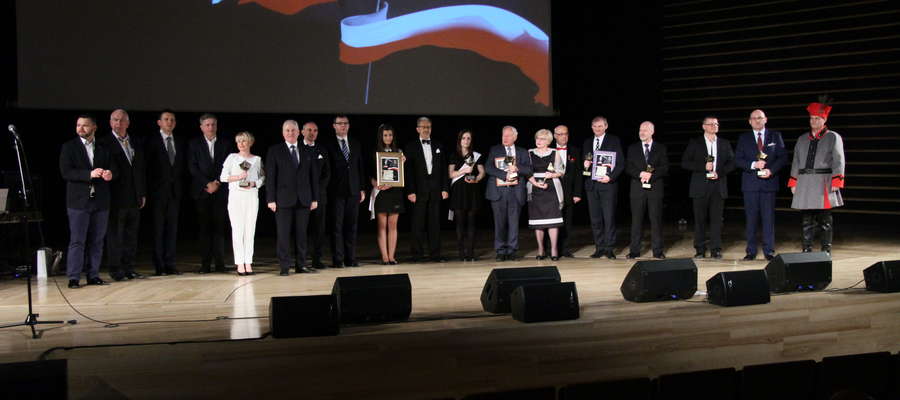 Wszyscy nagrodzeni podczas ubiegłorocznej gali "Kosynierzy przedsiębiorczości", która odbyła się w olsztyńskiej filharmonii