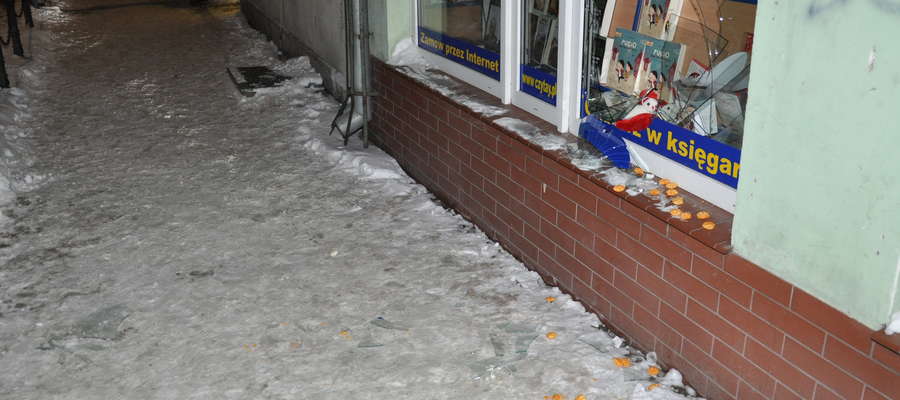 Szyba w księgarni rozbita. Na chodniku rozsypane chipsy, które doprowadziły policję do włamywacza-romantyka.