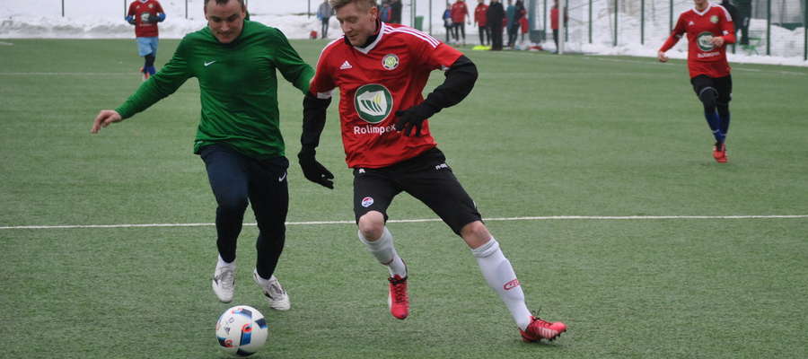 O piłkę walczy Piotr Piceluk (czerwona koszulka), strzelec jednej bramki dla Rolimpexu GKS Wikielec