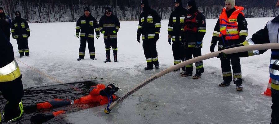 Ćwiczenia strażaków- ochotników z OSP Susz, Kisielice i Goryń na lodzie