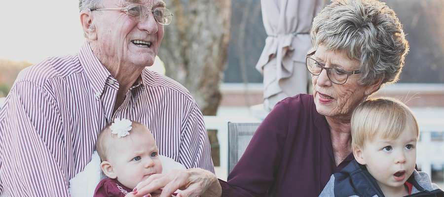 Dziadkowie mogą stać się dla wnuków nie tylko opiekunami, ale także nauczycielami i przewodnikami.