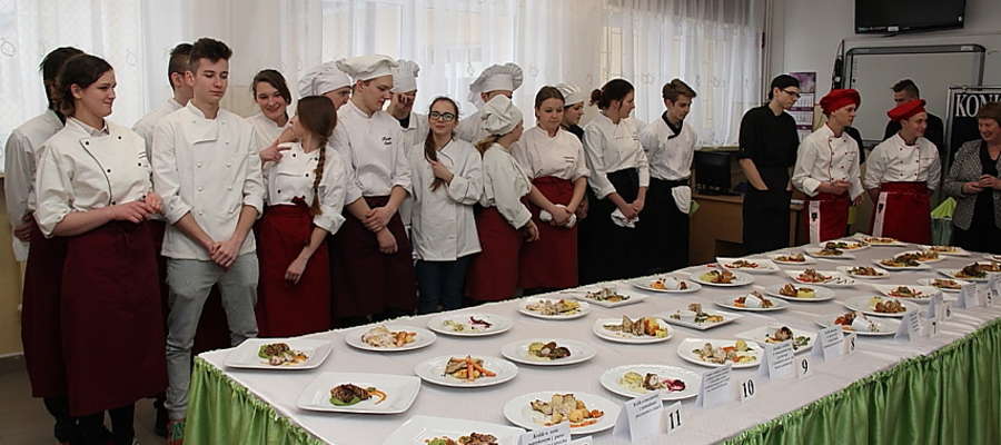 Uczestnicy konkursu gastronomicznego w ZSZ w Giżycku