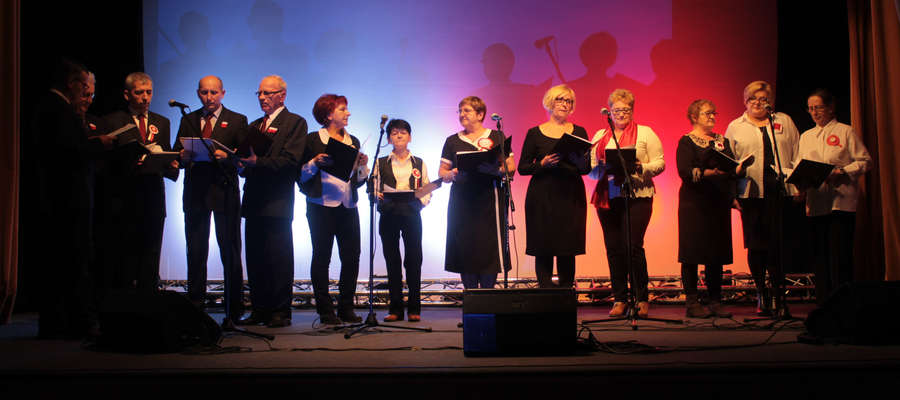 Zespół wokalny dorosłych Mozaika śpiewa już 5 lat. Zdjęcie z uroczystości z okazji Święta Niepodległości 2016 r. w ośrodku kultury w Bisztynku.