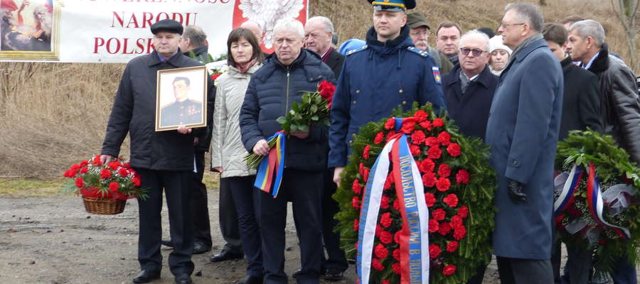 
Rosjanie, którzy przyjechali do Pieniężna w tamtym roku, aby upamiętni rocznicę śmierci kata wileńskiej AK zapowiedzieli, że nie przestaną przyjeżdżać „w miejsce, gdzie ich generał został śmiertelnie ranny”