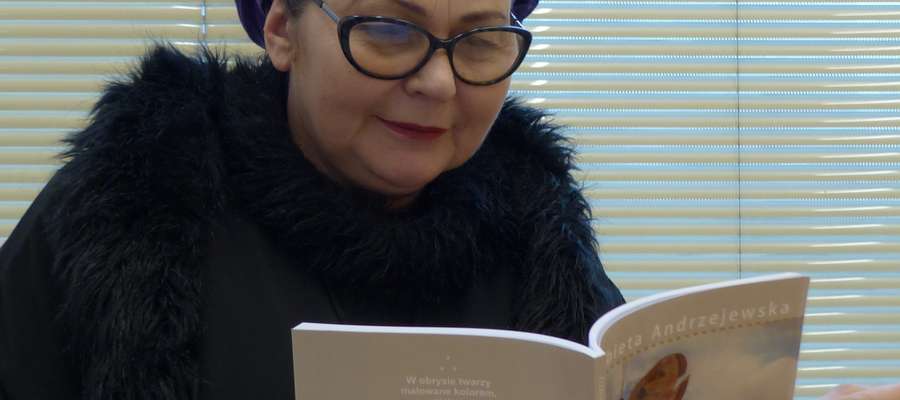 Elżbieta Andrzejewska wydała swój pierwszy tomik wierszy "Usta czasu"