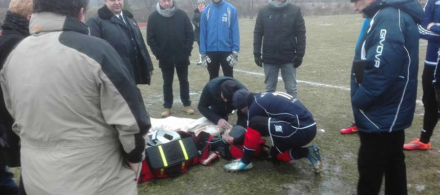 Piłkarz doznał urazu głowy i musiała go zabrać karetka pogotowia.