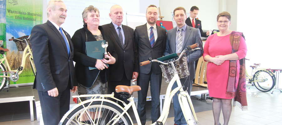 Pani Teresa (druga z lewej) w ubiegłym roku wygrała w swojej gminie. Na zdjęciu m. in. z burmistrzem Stanisławem Siwkowskim, starostą Andrzejem Wiczkowskim i Zofią Stankiewicz z Izby Rolniczej