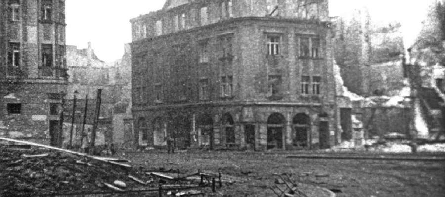 Część dzisiejszego Placu Słowiańskiego, z wejściem w ulicę 1 Maja. Po lewej narożnik dawnego Dresdener Ban. Po prawej, w tej zniszczonej prawie do parteru kamienicy, po jej odbudowie, miał swoje podwoje znany sklep “Gallux”