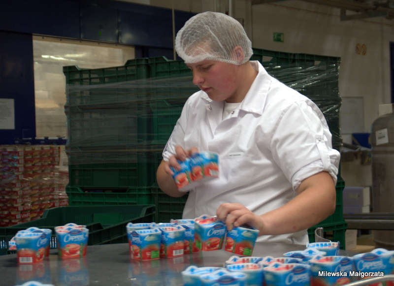 Uczniowie podczas procesu produkcji