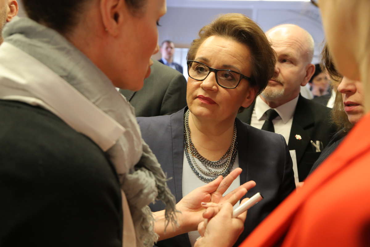 Minister Zalewska spotkała się między innymi z nauczycielami z regionu - full image
