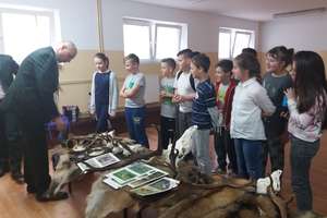 Nietypowe lekcje historii i przyrody w szkole w Tuszewie