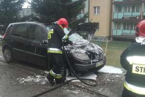 Renault płonęło pod oknem właściciela