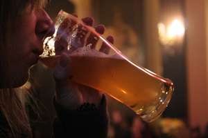 Do pubu na olsztyńskiej starówce nie mógł wejść z własnym alkoholem, więc pobił barmana