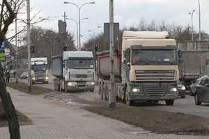 Wielkie, ciężkie i niebezpieczne. Problem z ciężarówkami dojeżdżającymi na budowę olsztyńskiej obwodnicy
