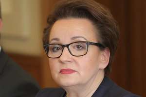 Minister Zalewska obiecuje podwyżki dla nauczycieli. Sprawdź, jak zmienią się wynagrodzenia w oświacie [FILM]
