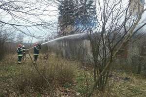 Strażacy walczą z pożarem budynku na Wzgórzach Dylewskich [zdjęcia]