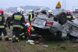 Groźny wypadek pod Olsztynem. Dwie osoby zostały zabrane do szpitala 