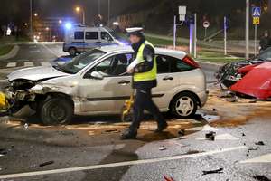 Bmw zderzyło się z fordem na skrzyżowaniu w Olsztynie. Oba auta poważnie uszkodzone