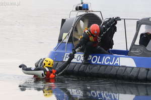Ćwiczenia z ratownictwa wodno-lodowego nad jeziorem Ukiel