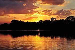 Zdjęcie Tygodnia: Zachód Słońca nad jeziorem