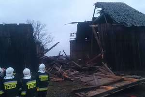 Strażacy wyciągali karetkę i... zburzyli stodołę