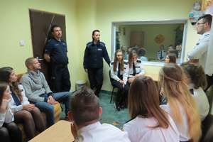 Uczniowie klasy policyjnej odwiedzili Komendę Policji