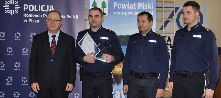 (od lewej) Starosta piski Andrzej Nowicki, asp. Sebastian Ferdyn, insp. Tomasz Klimek oraz mł. insp.  Radosław Drach  