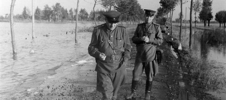 Jesień 1945 r.: oficerowie sowieccy na zalanych Żuławach pod Elblągiem