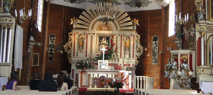 Wnętrze drewnianego kościoła w Boleszynie