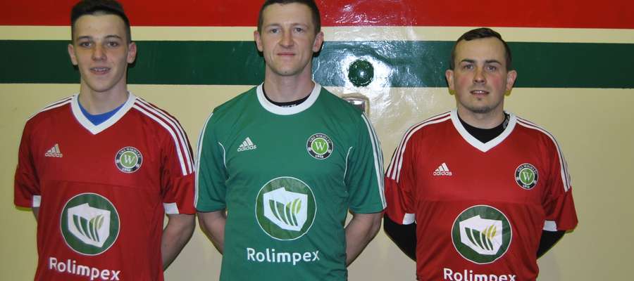 Na zdjęciu od lewej strony Karol Roszkiewicz, Krzysztof Filipek i Patryk Klofik — nowi piłkarze GKS-u Wikielec