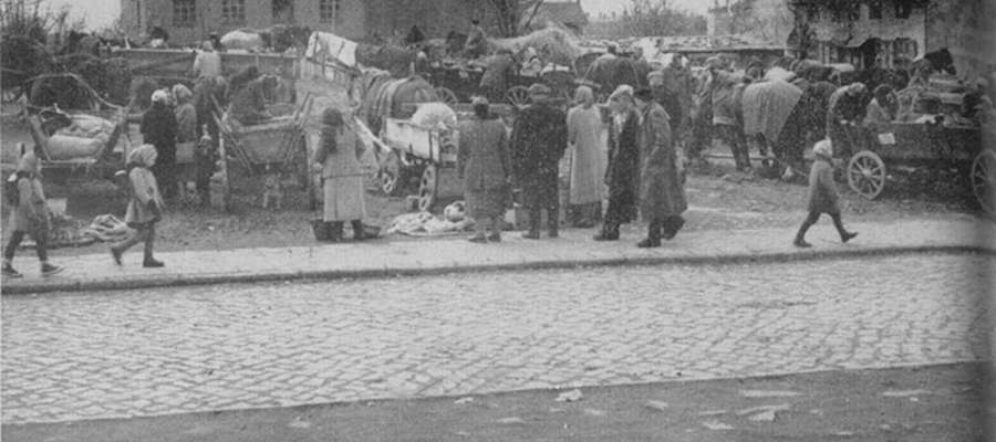 Tu było wszystko, czego serce i dusza zapragną. Chłopskie furmanki na rynku przy ulicy Gwiezdnej około 1950 roku