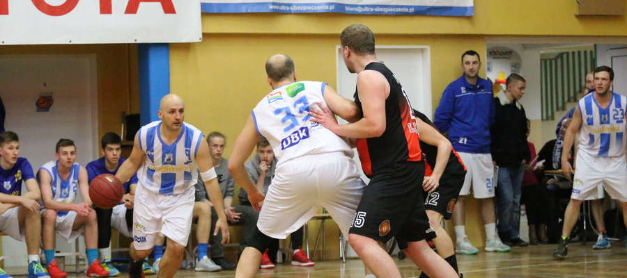 Koszykarze olsztyńskiego Stomilu już w niedzielny wieczór mogą sobie zapewnić w Uranii prawo do gry o wejście do II ligi Fot. Kamil Foryś