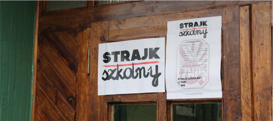 Plakaty informujące o strajku na drzwiach wejściowych do Gimnazjum nr 1 w Giżycku