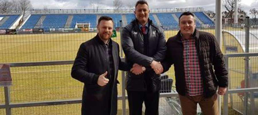 Od lewej Maciej Czerkawski, dyrektor OCSiR, Andrew Powlesland, szef operacyjny Liverpool FC i Damian Sasiak, który ściągnął do Ostródy drużynę z Liverpoolu