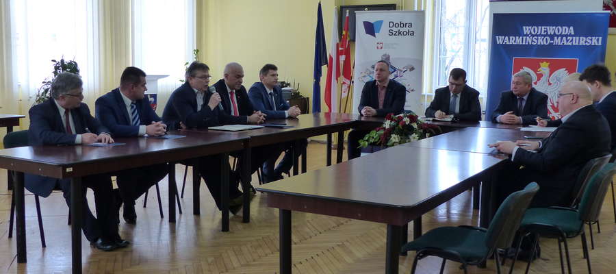 Wojewoda Artur Chojecki spotkał się w starostwie z przedstawicielami samorządów i dyrektorami szkół powiatu lidzbarskiego