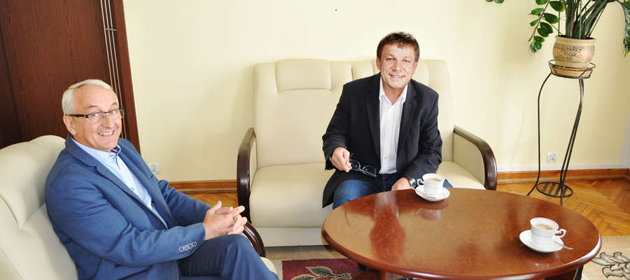 Sławomir Chojnowski (od prawej) - wójt Gminy Kleszczów i burmistrz Andrzej Szymborski nie kryją zadowolenia z efektów samorządowej współpracy 