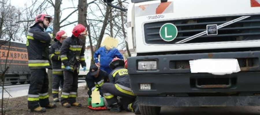 Ostródzcy strażacy wyciągnęli ranną kobietę spod ciężarówki